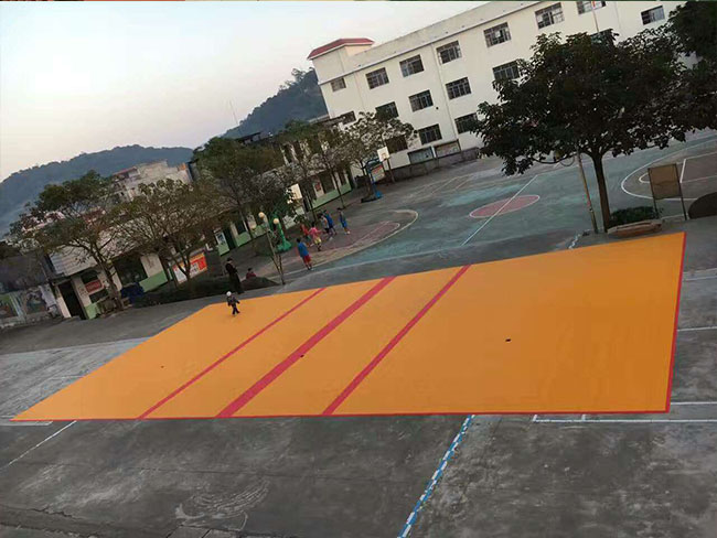 運動場地